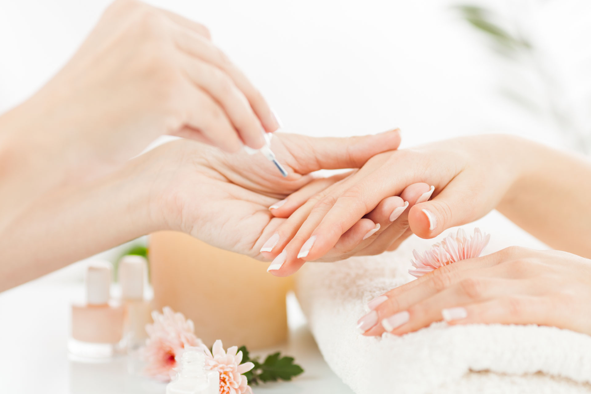 〈 ケア＆マニキュアコース〉：¥4,200